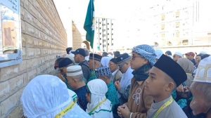 Minggu tanggal 4 Februari 2024, jamaah Umrah Bait Qur'any yang bekerja sama dengan PT.  Multazam Utama cabang Bengkulu Tengah melakukan ziarah ke Makam Abdullah bin Abbas, sepupu Rasulullah di Thoif.  Acara ini menampilkan sejumlah jamaah umroh dan diorganisir dengan kerjasama yang baik antara Bait Qur'any dan PT.  Multazam Utama.  Selama ziarah, jamaah umrah mengalami momen yang sangat berarti dan penuh keberkahan.  Makam Abdullah bin Abbas memiliki kehebatan dan kelebihan yang patut diapresiasi.  Berikut adalah beberapa kehebatan/kelebihan makam Abdullah bin Abbas: 1. Kedekatan dengan Rasulullah: Abdullah bin Abbas adalah sepupu Rasulullah dan memiliki kedekatan yang istimewa dengan beliau.  Hal ini menjadikan Makamnya menjadi tempat yang sangat berarti bagi umat Islam.  2. Sumber Ilmu: Abdullah bin Abbas dikenal sebagai salah satu ulama besar dan ahli tafsir Al-Quran.  Makamnya menjadi tempat yang dihormati dan dijadikan sumber ilmu bagi untuk mengajarkan ilmu agama.  3. Tempat Bersejarah: Makam Abdullah bin Abbas merupakan salah satu tempat bersejarah yang memiliki nilai sejarah yang tinggi.  Mengunjungi makam ini memberikan kesempatan untuk merasakan atmosfer sejarah Islam yang kaya.  4. Keberkahan dan Doa Dikabulkan: Banyak orang yang datang ke Makam Abdullah bin Abbas untuk memohon berkah dan doa yang dikabulkan.  Makam ini diyakini memiliki keberkahan khusus dan menjadi tempat yang istimewa untuk berdoa.  Dengan ziarah ke Makam Abdullah bin Abbas, jamaah Umrah Bait Qur'any dan PT.  Multazam Utama telah mendapatkan pengalaman spiritual yang berharga dan memperdalam pemahaman mereka tentang sejarah Islam.  Semoga kegiatan ini memberikan manfaat dan keberkahan bagi semua yang terlibat.